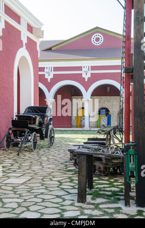 PLAYA DEL CARMEN, Mexiko – Kopfsteinpflasterhof als Teil des spanischen Kolonialmuseums im Xcarat Maya Themenpark südlich von Cancun und Playa del Carmen auf der mexikanischen Halbinsel Yucatana. Stockfoto