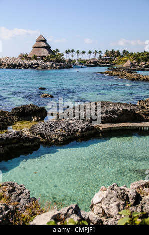 PLAYA DEL CARMEN, Mexiko – Teil des felsigen Ufers im Xcarat Maya Freizeitpark südlich von Cancun und Playa del Carmen auf der mexikanischen Halbinsel Yucatana. Stockfoto