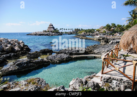 PLAYA DEL CARMEN, Mexiko – Teil des felsigen Ufers im Xcarat Maya Freizeitpark südlich von Cancun und Playa del Carmen auf der mexikanischen Halbinsel Yucatana. Stockfoto