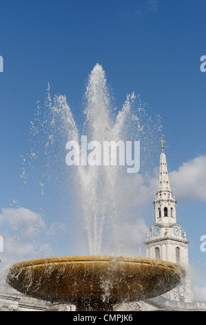 St. Martin in die Felder und die Brunnen der Trafalgar Square, London UK Stockfoto