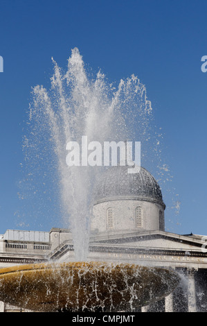 Die Kuppel von der National Gallery und die Brunnen der Trafalgar Square, London UK Stockfoto