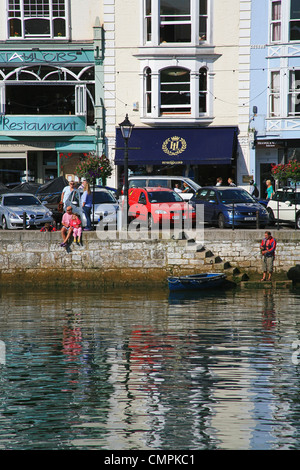 Die historischen Gezeiten Boatlfloat ist umgeben von Geschäften, Pubs und Restaurants in Dartmouth, Devon, England, UK Stockfoto