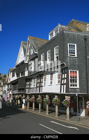 Der historische Butterwalk Arcade mit seinen bunten Blumenampeln in Dartmouth, Devon, England, UK Stockfoto