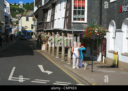 Der historische Butterwalk Arcade mit seinen bunten Blumenampeln in Dartmouth, Devon, England, UK Stockfoto