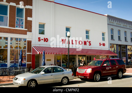 Das Walmart Visitor Center in Bentonville, Arkansas residiert in Waltons 5 & 10-Cent-Store. Stockfoto