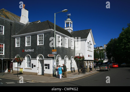 Der NatWest Bank befindet sich ein elegantes historisches Gebäude in Dartmouth, Devon, England, UK Stockfoto