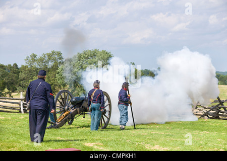 Soldaten eine Parrott Gewehr Kanone abfeuern. American Civil War historische Nachstellung bei Manassas National Battlefield Park. Stockfoto