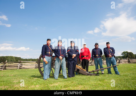 Manassas National Battlefield Park. American Civil War Reenactment am Henry-Haus-Hügel. Soldaten posiert w Parrott Gewehr Canon. Stockfoto