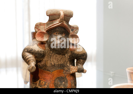 Maya-Keramik-Vase aus einem Buckligen Zwerg. Chilenische Museum für präkolumbianische Kunst, Museo Chileno de Arte Precolombino Santiago Chile Stockfoto