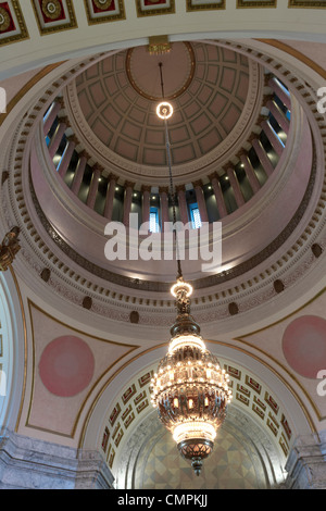 Decke der Rotunde und Kronleuchter in Washington State Capitol Gebäude in Olympia Stockfoto
