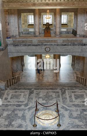 Marmor-Lobby mit Zustand Siegel Erdgeschoss in Washington State Capitol Gebäude in Olympia Stockfoto