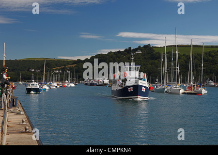 Dartmouth - Salcombe ferry "Dittisham Prinzessin" nähert sich den Ponton in Dartmouth, Devon, England, UK Stockfoto