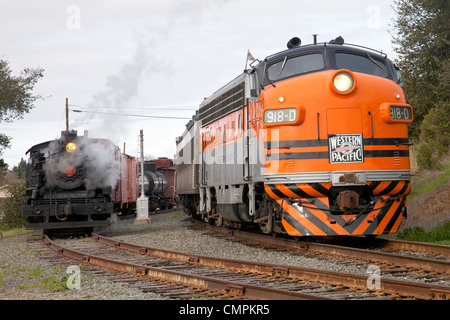 Niles Canyon Railways Dampfmaschine Quincy Railroad Company Nr. 2 und im westlichen Pazifik 918-D teilen die Gleise am Niles. Stockfoto