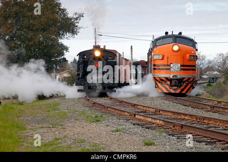 Niles Canyon Railways Dampfmaschine Quincy Railroad Company Nr. 2 und im westlichen Pazifik 918-D teilen die Gleise am Niles. Stockfoto