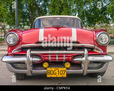 Front-End-Ansicht von 1956 Pontiac Automobile in Havanna, Kuba. Stockfoto