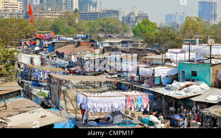 Landschaft von Dhobhi Ghat Mumbai, Indien mit orange Flagge im Wind Stockfoto