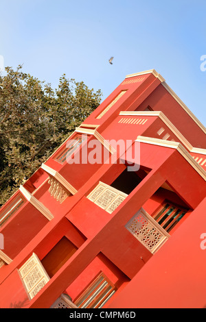 Rajasthan Indien, bunte Gebäude Formen und Muster gegen Flug einer Taube auf blauem Himmel Stockfoto