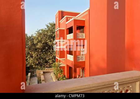 allgemeine Ansicht von einem Balkon von Rajasthan konkrete Wohnung Block außen bunt bemalt Stockfoto