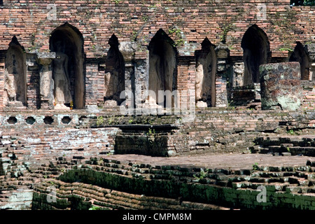 Historische und antike Tempelruinen sind auf Anzeige im Wat Pa Sak buddhistischer Tempel in Chiang Sean, Thailand. Stockfoto