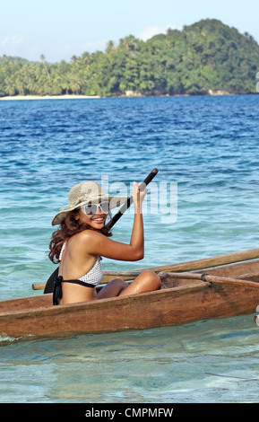 Junge Frau paddeln Auslegerkanus. Simakakang, Mentawai-Inseln, West-Sumatra, Sumatra, Indonesien, Süd-Ost-Asien, Asien Stockfoto