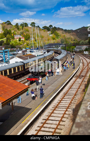 Ehemalige GWR Dampf Lok 7827 "Lydham Manor' Ankunft Kingswear Station mit dem Zug von Paignton, Devon, England, UK Stockfoto