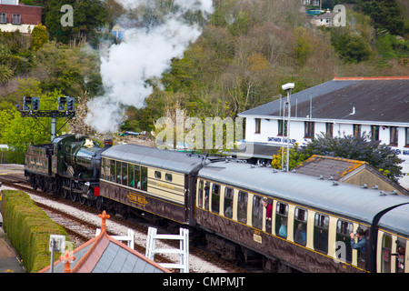 Ehemalige GWR Dampf Lok 7827 "Lydham Manor" verlassen Kingswear Bahnhof mit dem Zug für Paignton, Devon, England, UK Stockfoto