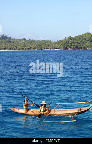 Junge Frauen Outrigger Kanu paddeln. Simakakang, Mentawai-Inseln, West-Sumatra, Sumatra, Indonesien, Süd-Ost-Asien Stockfoto