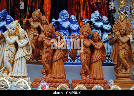 Statuen von Radha und Krishna zum Verkauf an den Guruvayoor Tempel, kerala Stockfoto