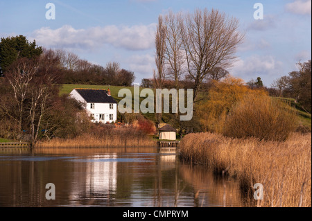 Ein Ferienhaus in Gillingham, Norfolk angesehen vom Sumpf Trail zu Fuß auf dem Fluß Waveney in Beccles, Suffolk, England, Uk Stockfoto