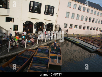 Leute sitzen trinken außerhalb The Anchor Pub, Cambridge, England Stockfoto