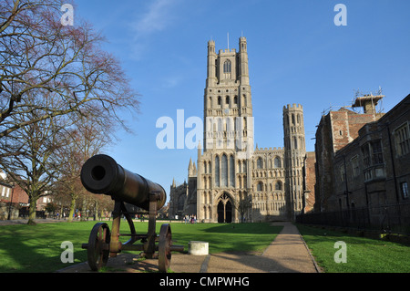 Die West Turm von Ely Kathedrale von Palast-grün mit der Kanone, die von den Russen in Sebastopol gefangen genommen wurde Stockfoto