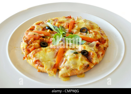 hausgemachte Pizza mit Schinken und Käsesorten Stockfoto