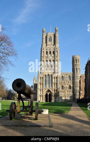 Die West Turm von Ely Kathedrale von Palast-grün mit der Kanone, die von den Russen in Sebastopol gefangen genommen wurde Stockfoto