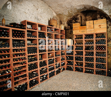 Lagerung der Weine aus einer bestimmten Ernte, hervorragende Flaschen des antiken Weinkeller Stockfoto