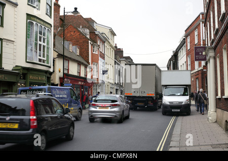 Ein van fährt entlang der Fahrbahn in der überfüllten Innenstadt von Lewes, East Sussex Stockfoto