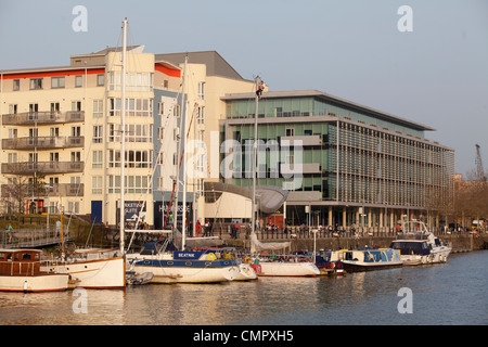 Bristol Hafen an einem sonnigen Tag. Wasser ist Heimat von Wohn- und Gewerbeimmobilien Gebäude, die den Fluss zu übersehen. Stockfoto