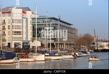 Bristol Hafen an einem sonnigen Tag. Wasser ist Heimat von Wohn- und Gewerbeimmobilien Gebäude, die den Fluss zu übersehen. Stockfoto