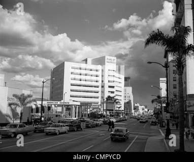 1960ER JAHRE STRAßE SZENE WILSHIRE BOULEVARD UND DEM RODEO DRIVE LOS ANGELES, CA Stockfoto