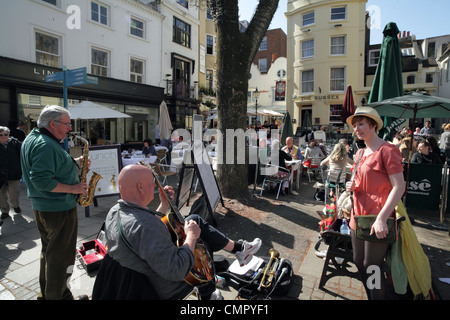 Musikern unterhalten Menschen im Freien in East Street, The Lanes, Brighton Stadtzentrum entfernt. Stockfoto