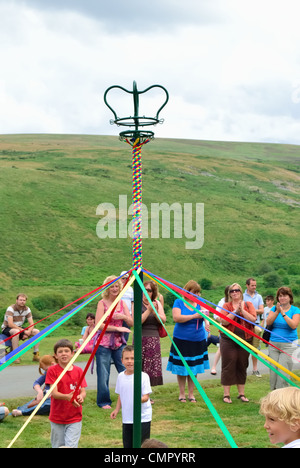 Maibaum-Tänzer bei einem Dorffest am Rande der Heide Stockfoto