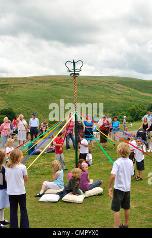 Maibaum-Tänzer bei einem Dorffest am Rande der Heide Stockfoto