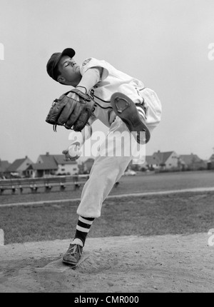 1950ER JAHRE TEEN IN BASEBALL GLEICHMÄßIGE WICKLUNG FÜR PITCH Stockfoto