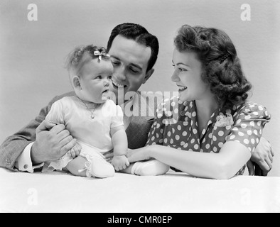 1940ER JAHRE FAMILIENPORTRÄT VATER MUTTER UND BABY Stockfoto