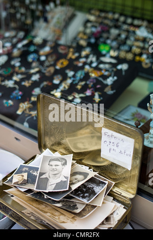 Alte vintage Fotos für den Verkauf außerhalb einen Kuriositätenladen in Antwerpen, Belgien Stockfoto