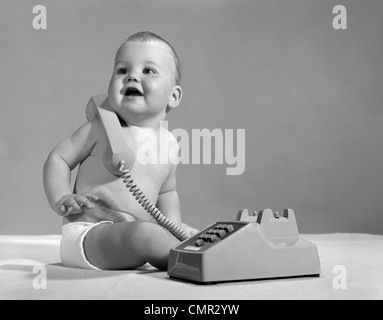 1960S 1970S LÄCHELN BABY-WINDEL MIT TELEFON Stockfoto