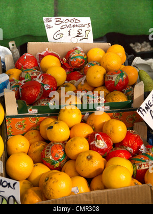 Eine Darstellung von Blut-Orangen-Citrus Sinensis aus Italien mit crimson fast Blut gefärbt Fleisch Stockfoto