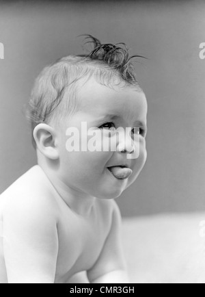 1940ER JAHRE NIEDLICHE BABY HERAUSRAGEN ZUNGE STUDIO Stockfoto