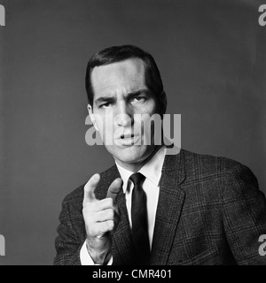 1960ER JAHRE BUSINESS MANN WÜTENDEN GESICHTSAUSDRUCK ZEIGTE MIT DEM FINGER Stockfoto