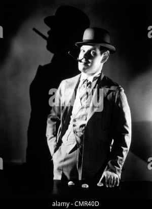 1920S 1930S HOCHSTAPLER TRAGEN BOWLER HUT BETRIEB HÜTCHENSPIEL RAUCHENDE ZIGARRE Stockfoto