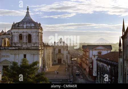 Straßenszene in Leon am frühen Morgen mit den Türmen der Leon Kathedrale vor dem Morgengrauen Himmel beschrieben Stockfoto